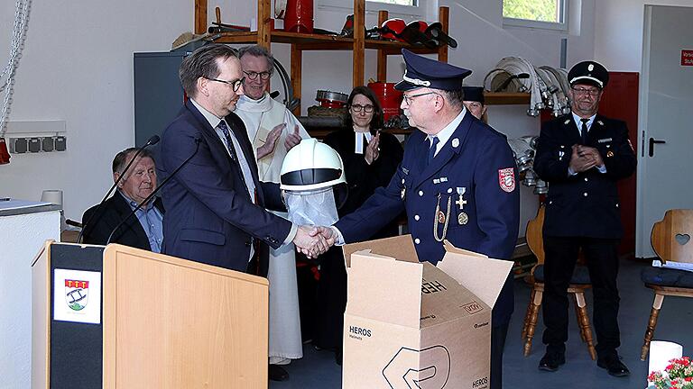 Fünf Feuerwehrhelme überreichte Bürgermeister Wolfram Thein (links) an Robert Müller, 1. Kommandant und Vorsitzender des Feuerwehrvereins Fünf Feuerwehrhelme überreichte Bürgermeister Wolfram Thein (links) an Robert Müller, 1. Kommandant und Vorsitzender des Feuerwehrvereins
