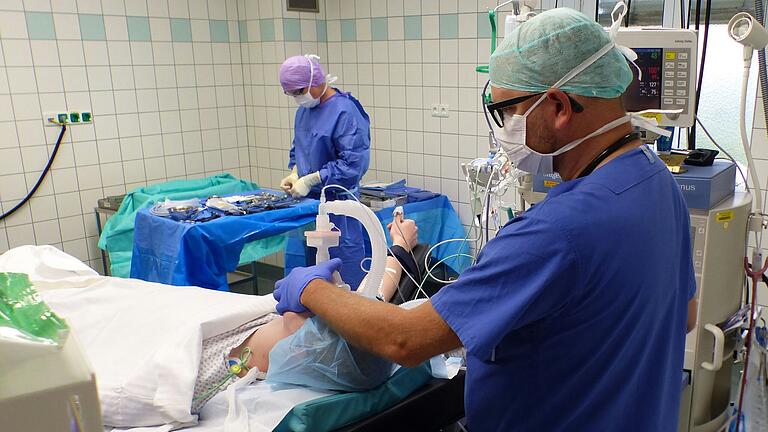Der Anästhesist Stefan Schlereth legt im OP der Volkacher Klinik gerade einen Patienten schlafen: Die Operation geht gleich los. Der Anästhesist Stefan Schlereth legt im OP der Volkacher Klinik gerade einen Patienten schlafen: Die Operation geht gleich los.