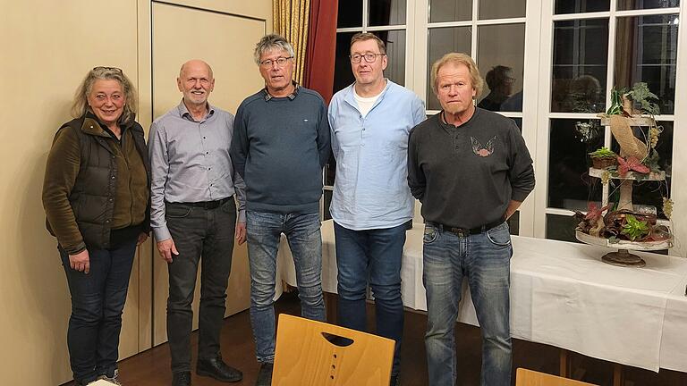 Führen die Geschicke des Gesangvereins: Schriftführerin Doris Paul, 1. Vorsitzender Lothar König, Kassier Gebhard Kleiner, 2. Vorsitzender Gerald Wehrwein und Chorleiter Harald Hader. Führen die Geschicke des Gesangvereins: Schriftführerin Doris Paul, 1. Vorsitzender Lothar König, Kassier Gebhard Kleiner, 2. Vorsitzender Gerald Wehrwein und Chorleiter Harald Hader.