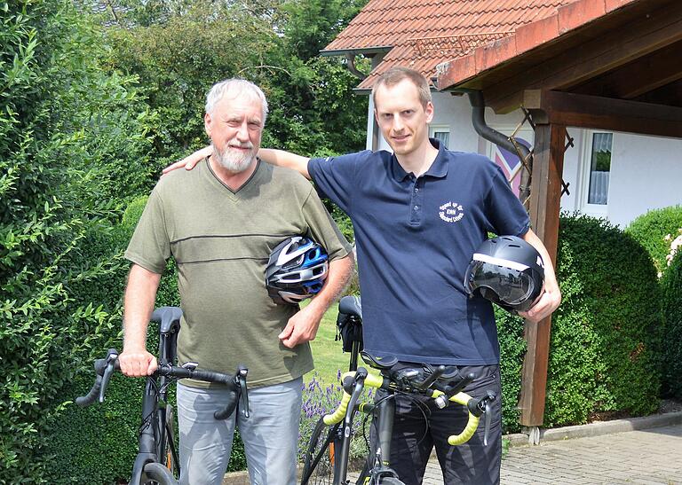 Es geht langsam aufwärts: Fabrice Becker (links) und sein Vater Rainer bereiten sich auf eine gemeinsame Ausfahrt vor. Der 30-jährige Sulzfelder ist mittlerweile wieder so weit genesen, dass er in Begleitung wieder Fahrrad fahren darf. Es geht langsam aufwärts: Fabrice Becker (links) und sein Vater Rainer bereiten sich auf eine gemeinsame Ausfahrt vor. Der 30-jährige Sulzfelder ist mittlerweile wieder so weit genesen, dass er in Begleitung wieder Fahrrad fahren darf.