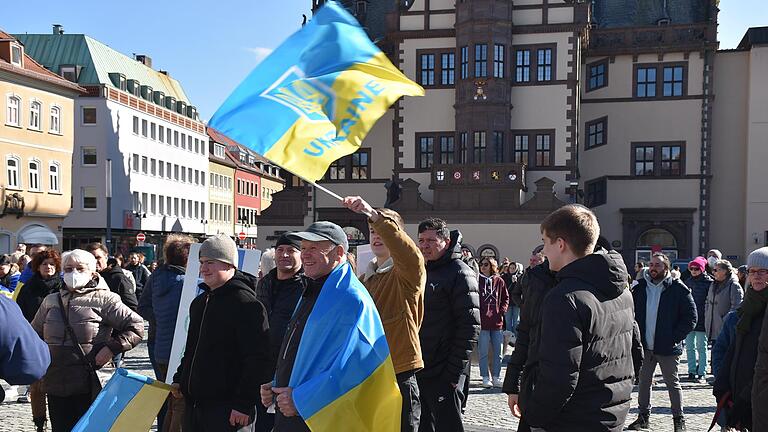 Auch viele in Schweinfurt lebende Menschen mit ukrainischen Wurzeln schwenkten Fahnen und&nbsp; beteiligten sich an der Mahnwache für den Frieden.