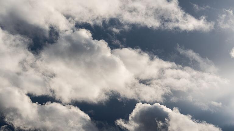 Wolkenhimmel.jpeg       -  Ab Mitte nächster Woche schwebt ein neuer europäischer Satellit am Himmel.