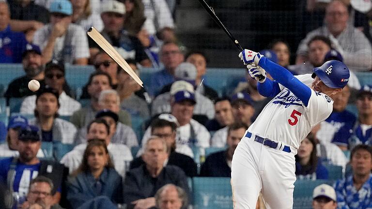 Los Angeles Dodgers - New York Yankees       -  Da hatte Freddie Freeman nach kein Glück - der Schläger bricht im 4. Inning.