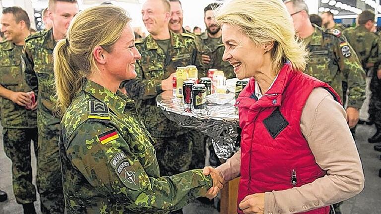 Bundeswehr im Kosovo: Verteidigungsministerin Ursula von der Leyen 2014 im Feldlager Prizren