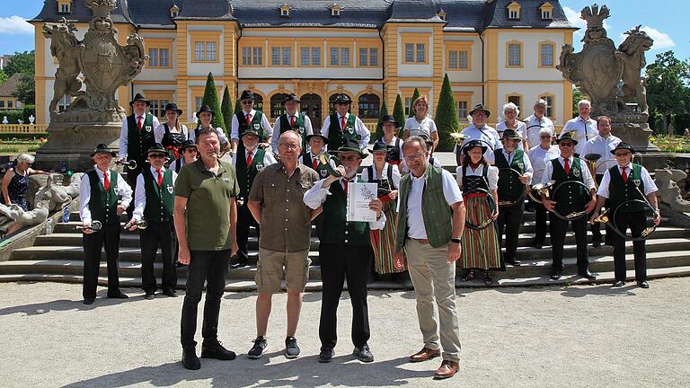 Fototermin beim Jagdhornkonzert im Hofgarten in Veitshöchheim (von links): Arno Horn (stellvertretender Vorsitzender BJV-Kreisgruppe Würzburg), Peter Ott (Vorsitzender Unterfränkischer Jagdclub), Hornmeister Peter Kraus und Michael Hein (Vorsitzender der Kreisgruppe Würzburg im Bayerischen Jagdverband). Fototermin beim Jagdhornkonzert im Hofgarten in Veitshöchheim (von links): Arno Horn (stellvertretender Vorsitzender BJV-Kreisgruppe Würzburg), Peter Ott (Vorsitzender Unterfränkischer Jagdclub), Hornmeister Peter Kraus und Michael Hein (Vorsitzender der Kreisgruppe Würzburg im Bayerischen Jagdverband).
