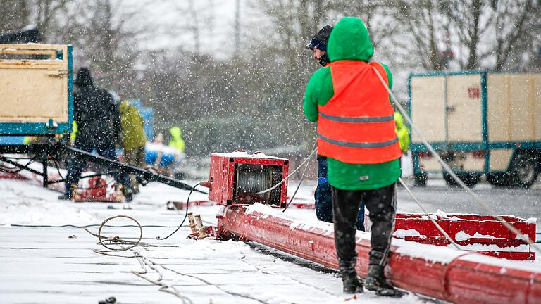 Das Wetter erschwert den Arbeitern und Arbeiterinnen den Aufbau vom Zirkus.