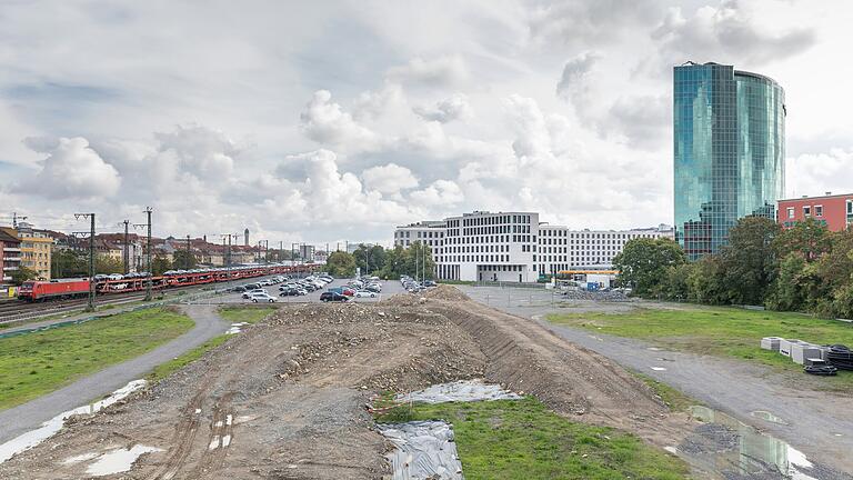 Das Gelände an der Grombühlbrücke, auf dem die Würzburger Multifunktionsarena gebaut werden soll. ÖDP-Fraktionsvorsitzender Raimund Binder hält sie von Seiten der Stadt für unfinanzierbar.