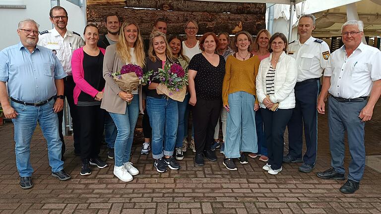 Das Foto zeigt (vorne von links): Klaus Schäfer (1. Bürgermeister Gössenheim), Nicole Korous-Becker, Jasmin Heim, Judith Höfling, Sahrah Kliem, Monika Schürger, Christiane Feser, Natalia Boljubasch, Martin Göbel (1. Bürgermeister Karsbach); (hinten von links): Oliver Ebert, Maximilian Becker, Julia Keupp, Sonja Fuchs, Melanie Fichtner, Sabine Vogel (Schulleitung), Uwe Friedel.