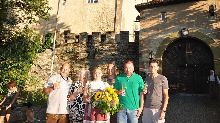 Nach Jahrzehnten freuen sie sich über das neue Festgelände am Schloss (von links): Die Ausrichter Ralf Kühl und Kerstin Neugebauer-Kühl, Weinprinzessin Larissa Hegmann, Jürgen Brendler, Bürgermeister Stefan Rottmann und Andreas Nidermaier.