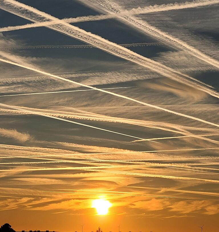 Am Abendhimmel, wie hier über dem Schweinfurter Stadtteil Bergl, wirken die Kondensstreifen besonders kunstvoll. Am Abendhimmel, wie hier über dem Schweinfurter Stadtteil Bergl, wirken die Kondensstreifen besonders kunstvoll.