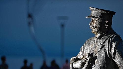 Ferdinand Graf von Zeppelin       -  Umstrittenes Erbe: Eine mannshohe Statue zeigt in Friedrichshafen Ferdinand Graf von Zeppelin.