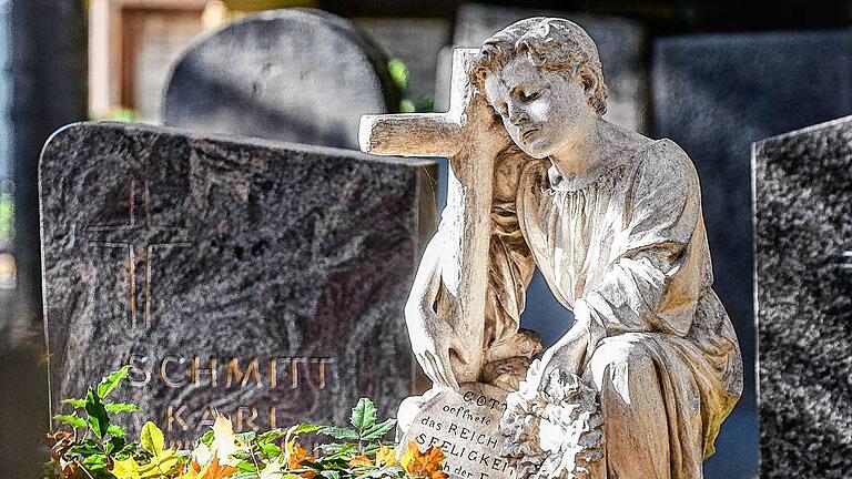 Warum gehen Menschen auf den Friedhof? - Wie vergänglich unser Leben ist, wird auf einem Friedhof am deutlichsten (Symbolbild) Warum gehen Menschen auf den Friedhof? - Wie vergänglich unser Leben ist, wird auf einem Friedhof am deutlichsten (Symbolbild)