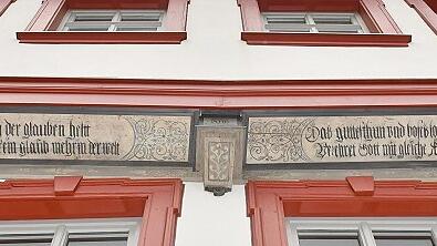 Die Sinnsprüche aus der Zeit um 1600 gehören zu den vielen Geheimnissen, die das Gebäude während der Restaurierung preisgab. Die Sinnsprüche aus der Zeit um 1600 gehören zu den vielen Geheimnissen, die das Gebäude während der Restaurierung preisgab.