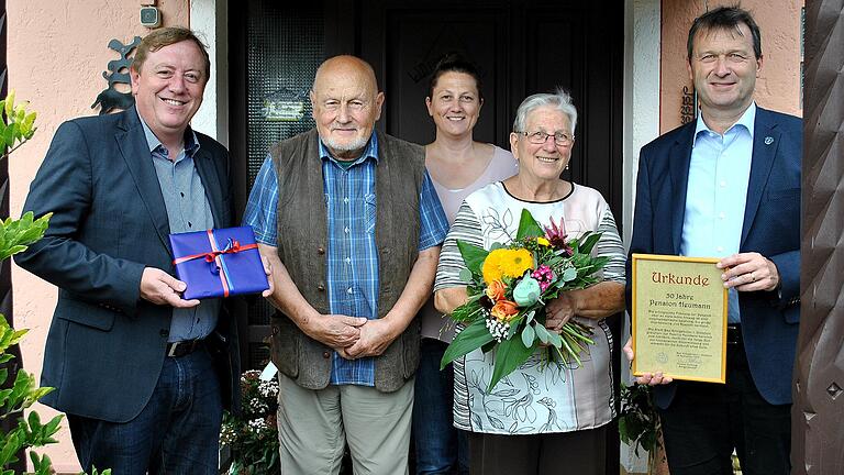 Glückwunsch zur 50-jährigen Betätigung im Tourismusbereich: Bürgermeister Thomas Helbling (rechts) und Kurdirektor Angermüller (links) gratulierten Elvira und Albin Heumann, hier mit Tochter Monika, zum Jubiläum.