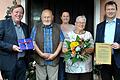 Glückwunsch zur 50-jährigen Betätigung im Tourismusbereich: Bürgermeister Thomas Helbling (rechts) und Kurdirektor Angermüller (links) gratulierten Elvira und Albin Heumann, hier mit Tochter Monika, zum Jubiläum.