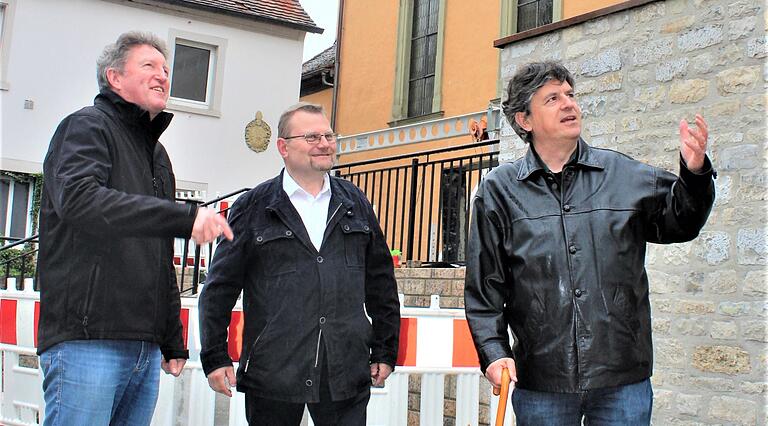 Letzte Feinheiten zur Einrichtung eines Europäischen Kulturwegs in Reupelsdorf besprachen (von links) Walter Rosentritt und Altbürgermeister Werner Knaier mit Gerrit Himmelsbach von der Uni Würzburg. Letzte Feinheiten zur Einrichtung eines Europäischen Kulturwegs in Reupelsdorf besprachen (von links) Walter Rosentritt und Altbürgermeister Werner Knaier mit Gerrit Himmelsbach von der Uni Würzburg.