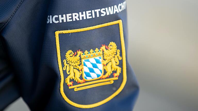 Die dunkelblaue Uniform der Sicherheitswacht in Bayern orientiert sich an denen der bayerischen Polizei. Das Ärmelkennzeichen kennzeichnet die ehrenamtlichen Helferinnen und Helfer der Polizei zusätzlich. Die dunkelblaue Uniform der Sicherheitswacht in Bayern orientiert sich an denen der bayerischen Polizei. Das Ärmelkennzeichen kennzeichnet die ehrenamtlichen Helferinnen und Helfer der Polizei zusätzlich.
