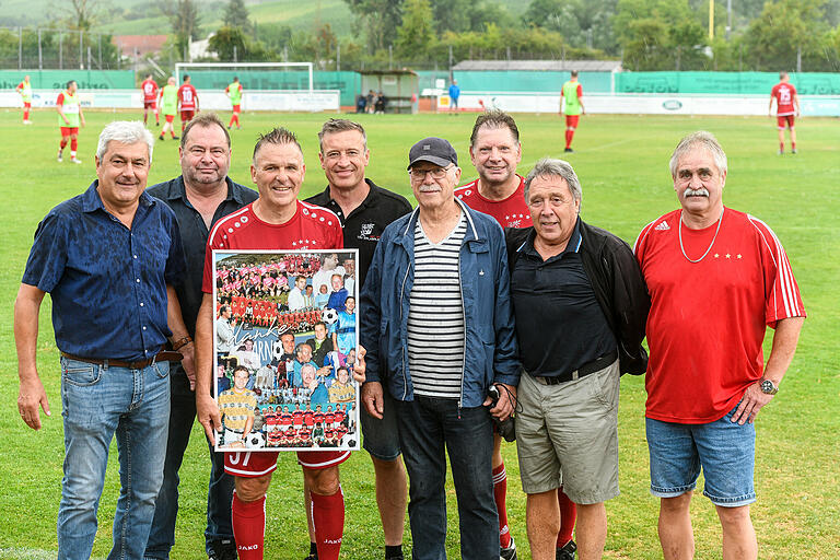 Viele ehemalige Weggefährten kamen zum Abschied (von links): Bürgermeister Thomas Benkert, Armin Benkert, Arno Oppmann, TSV-Vorstand Thomas Schmitt, Klaus Abts, Dietmar Freitag, Robert Feldner und Peter Emmerling.