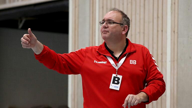 Ein Archivbild aus dem Jahr 2018: Trainer Bernd Becker auf der Bank des Handball-Bayernligisten TSV Lohr. Am Samstag kommt der Höchberger mit seinem derzeitigen Verein, dem TSV Rothenburg, zum Auswärtsspiel nach Lohr.