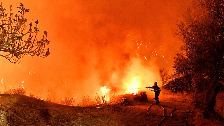Waldbrand in Griechenland       -  Der Kampf gegen die Flammen ist äußerst gefährlich.