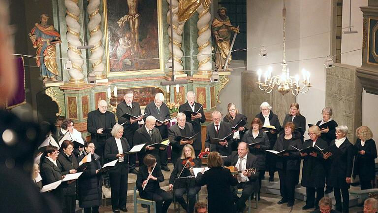 Der Chor, die Kantorei Gnadenkirche unter der Leitung von Gabriele Huber, sorgte bei der diesjährigen musikalischen Andacht zum Advent, der evangelischen Kirchengemeinde Rüdenhausen – Wiesentheid für schönen, mehrstimmig, gemischten Chorgesang. Der Chor, die Kantorei Gnadenkirche unter der Leitung von Gabriele Huber, sorgte bei der diesjährigen musikalischen Andacht zum Advent, der evangelischen Kirchengemeinde Rüdenhausen – Wiesentheid für schönen, mehrstimmig, gemischten Chorgesang.