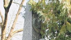 Auch das Grab von Friedrich Fischer befindet sich im Hauptfriedhof der Stadt.