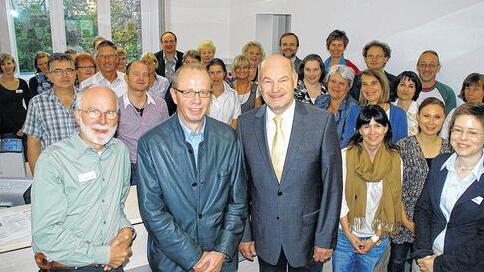 Begrüßung in den neuen Räumen: Landrat Eberhard Nuß (vorne, Dritter von links) mit Dr. Johann Löw (vorne, Zweiter von links) und dem Personal des Gesundheitsamts vor der Inbetriebnahme der neuen Anmeldung.