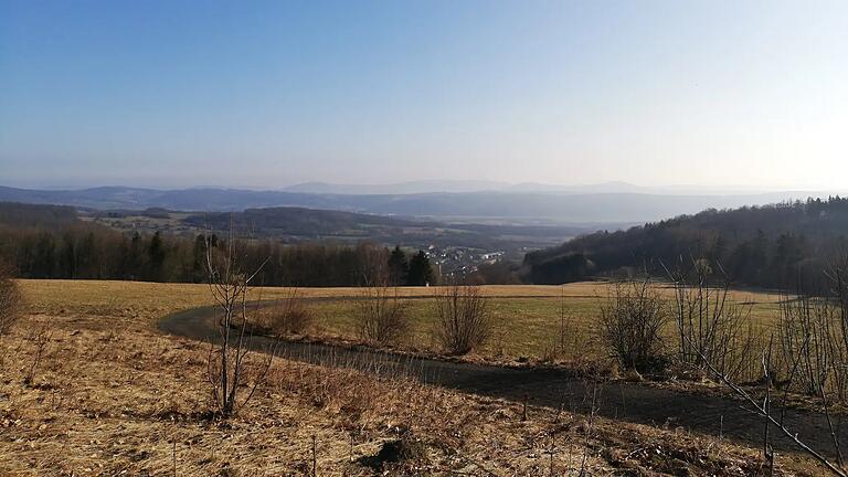 Der Ausblick ins Tal nach Roth vom Scheitelpunkt zwischen Rhön Park Hotel und Hochrhön.