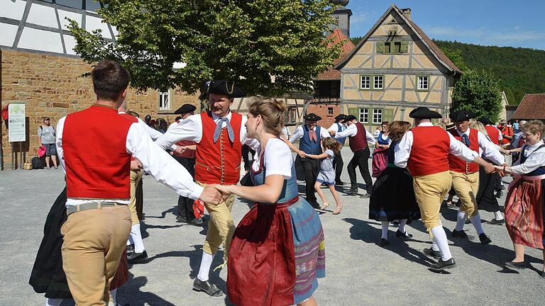 Das gemeinsame Tanzen der Weidenberger Française steht unter anderem auf dem Programm beim 15. Unterfränkischen Volksmusikfest in Gerolzhofen.