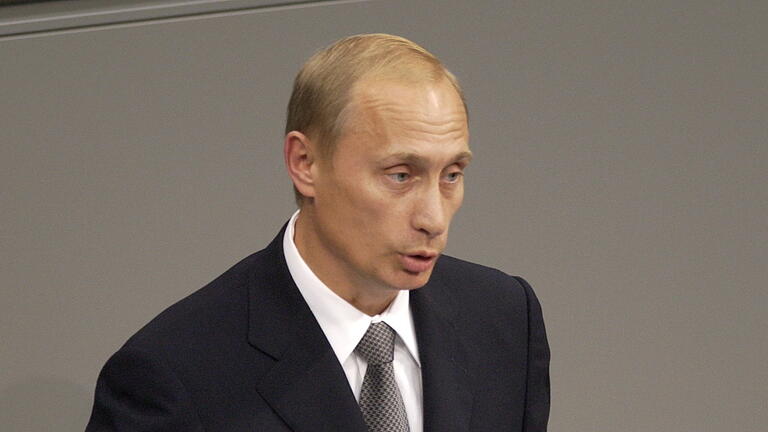 Putin im Bundestag.jpeg       -  Putin im Bundestag Der russische Präsident Wladimir Putin spricht am Dienstag (25.09.2001) während einer Sondersitzung des Bundestages im Berliner Reichstagsgebäude. Es ist die erste Rede eines russischen Präsidenten im Bundestag. Putin hält sich zu einem dreitägigen Staatsbesuch in Deutschland auf. dpa/lbn +++ dpa-Bildfunk +++AGENTURBILD Sonstige Datenbanken von Film und Fernsehen