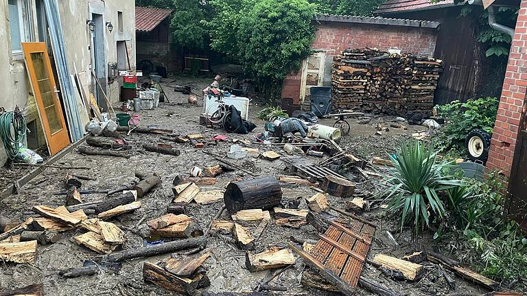 Wie nach einem Tsunami sah es Anfang Juni entlang des Eherieder Mühlbachs in Kitzingen aus. Lassen sich Katastrophen wie diese künftig verhindern?