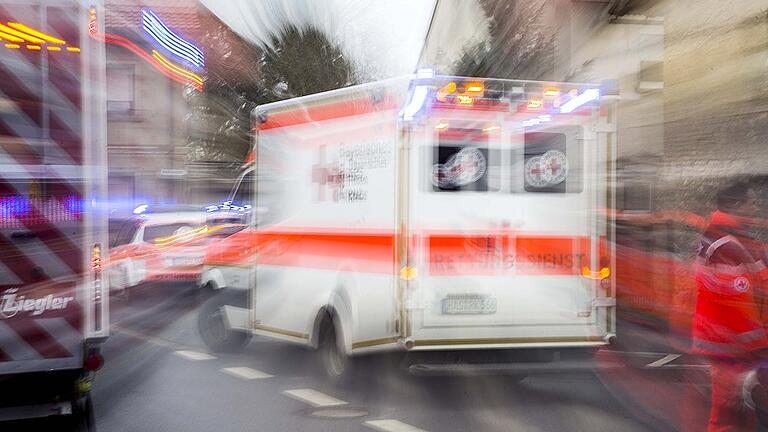 Ein BRK-Rettungswagen ist am Montag früh in Volkach attackiert worden. Ein Mann griff den Wagen und die Besatzung an.