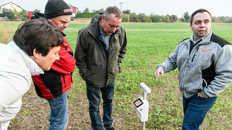 Das 10 000 Euro teure Messgerät, der 'Stenon-Spaten', kann nicht nur den Stickstoff, sondern auch Phosphor, Kalium, Magnesium, Schwefel und den Humusgehalt im Boden messen.