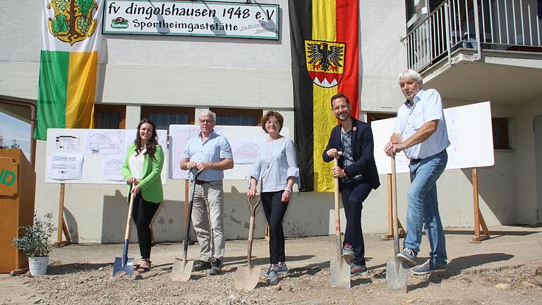 Mit dem symbolischen Spatenstich begannen am Mittwoch die Sanierungsarbeiten am Dingolshäuser Sportheim. &nbsp;Im Bild (von links) Bürgermeisterin Nicole Weissenseel-Brendler, Lothar Meißner, Geschäftsführer des Planungsbüros FMP, stellvertretende Landrätin Bettina Bärmann, Thorsten Wozniak, Vorsitzender der Verwaltungsgemeinschaft Gerolzhofen, und Norbert Götz, Vorsitzender des FV Dingolshausen.