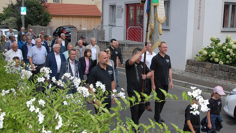 Mit vielen Jubiläumsgästen zogen die Mitglieder und Freunde des TSV Rödelsee vom Dorfplatz zum Festgelände. Mit vielen Jubiläumsgästen zogen die Mitglieder und Freunde des TSV Rödelsee vom Dorfplatz zum Festgelände.