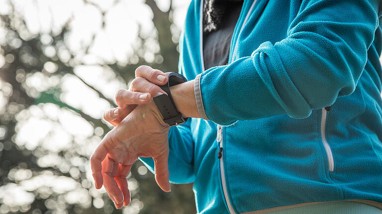 Smartwatch_Fitnessarmband_Bakterien.jpg       -  Die Armbänder von Smartwatches und Fitnesstrackern können schnell zu einer unhygienischen Angelegenheit werden.