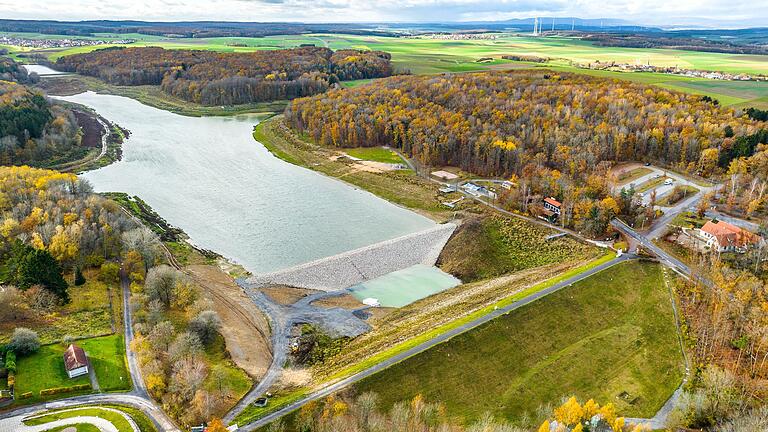 Der Ellertshäuser See wird ab Mitte Dezember wieder komplett geflutet. Die Baumaßnahmen am Hauptsee sind abgeschlossen. 2024 wird noch der kleine Vorsee (oben) saniert.