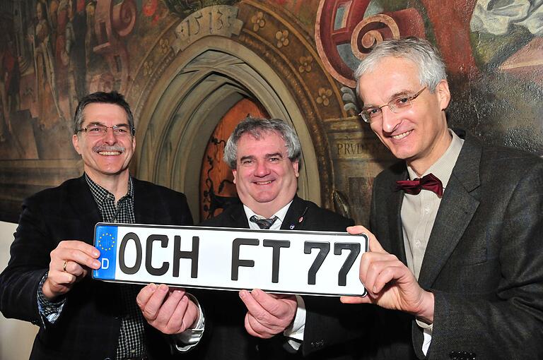Im Februar 2013 stellte Professor Ralf Bochert (rechts) im Rathaus unter anderem dem damaligen Ochsenfurter Verwaltungsleiter Wolfgang Duscher (links) sowie Bürgermeister Rainer Friedrich die Ergebnisse seiner Befragung zum OCH-Kennzeichen vor.