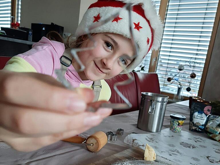 Natalia Svets Tochter Olivia beim Plätzchenbacken.