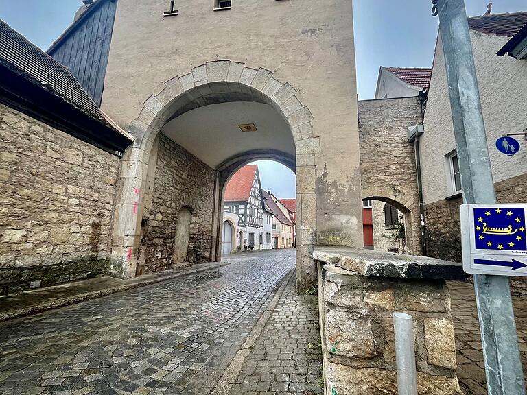 Die Mauer (rechts vorne) und Teile des Torbogens wurden bei dem Unfall beschädigt. Die Mauer (rechts vorne) und Teile des Torbogens wurden bei dem Unfall beschädigt.