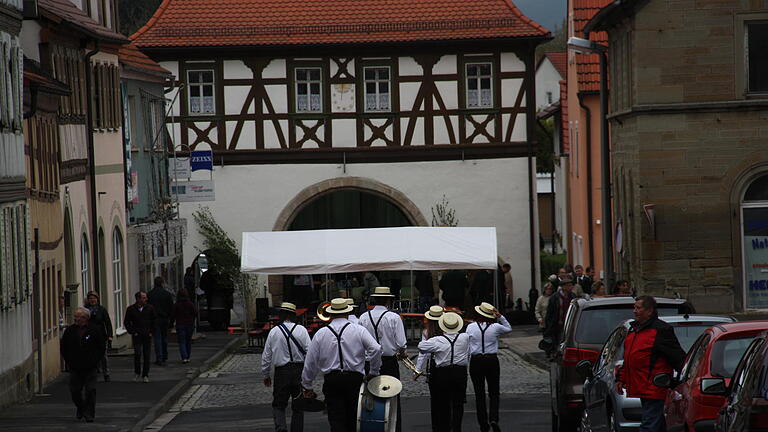 Musikfestival 1       -  Wetter ausbaufähig, Besuch weniger als erhofft, Stimmung toll: Das Musikfestival am Sonntagnachmittag lockte trotz feuchter Witterung zahlreiche Besucher in die Hofheimner Innenstadt. Sie erwarteten 27 Musikgruppen, Bands und Chöre aus dem Bereich der Hofheimer Allianz. Sie spielten und sangen an sieben Orten.