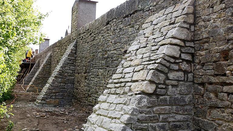 Zur Abtragung der Kräfte stellte die Baufirma sieben jeweils ein Meter breite, natursteinverkleidete, schräg abfallende Pfeiler vor die Mauer.