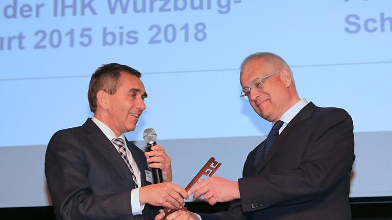 Dr. Klaus D. Mapara (rechts) empfängt symbolisch den IHK-Schlüssel aus den Händen seines Vorgängers und jetzigen Vizepräsidenten Otto Kirchner.  Foto: IHK/Rudi Merkl       -  Dr. Klaus D. Mapara (rechts) empfängt symbolisch den IHK-Schlüssel aus den Händen seines Vorgängers und jetzigen Vizepräsidenten Otto Kirchner.  Foto: IHK/Rudi Merkl