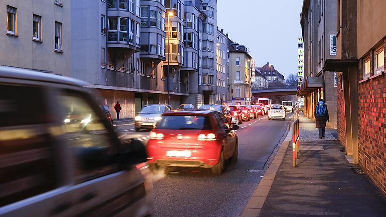 Bei einem Workshop am Zentrum für Digitale Innovation wurde diskutiert, wie der Verkehr in Würzburg (hier beispielsweise auf der Nordtangente) beschleunigen werden kann.