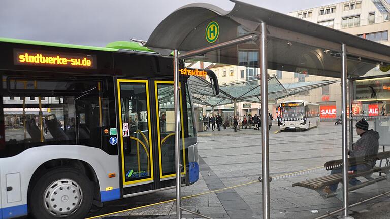 Corona macht's nötig: Den Busfahrer meiden, nur noch hinten einsteigen – und den Fahrpreis überweisen. 1,70 Euro, 'Verwendungszweck: ÖPNV'.