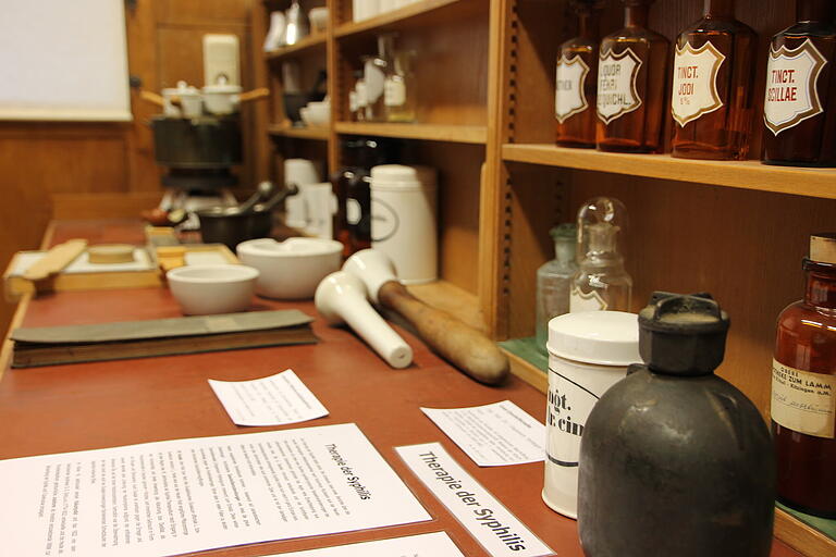 Dr. Eric Martin hat 2018 ein Apotheken-Museum in der ehemaligen Apotheke in der Obertorstraße in Marktheidenfeld eröffnen.