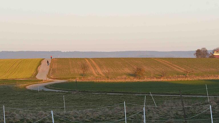 Schon jetzt wird der Betonweg zwischen Brünnstadt und Gerolzhofen von Fußgängern und Radfahrern genutzt. Er soll zum Radweg ausgebaut werden. Schon jetzt wird der Betonweg zwischen Brünnstadt und Gerolzhofen von Fußgängern und Radfahrern genutzt. Er soll zum Radweg ausgebaut werden.