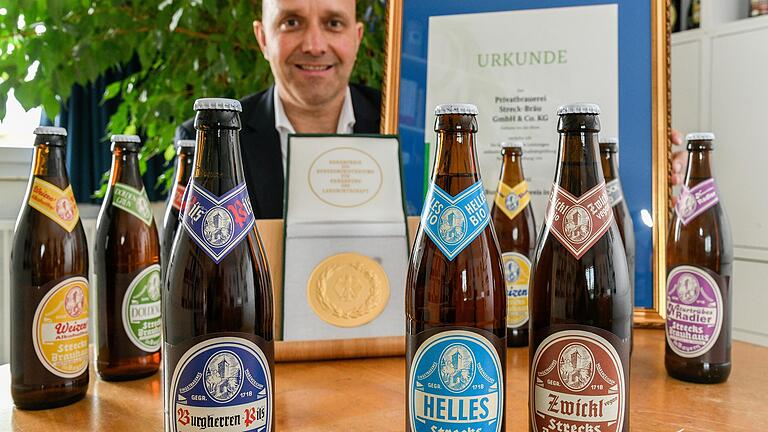 Die Geschmäcker sind auch bei Bierliebhabern verschieden: Brauereichef Axel Kochinki mit der Auszeichnung und seinen Biersorten.