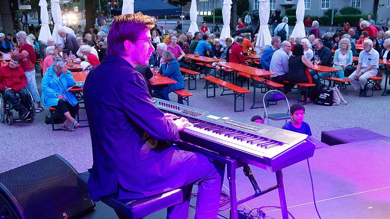 Kevin Pfister überzeugt als Pianist und Komponist mit herausragender Technik und kreativer Gestaltung.&nbsp;