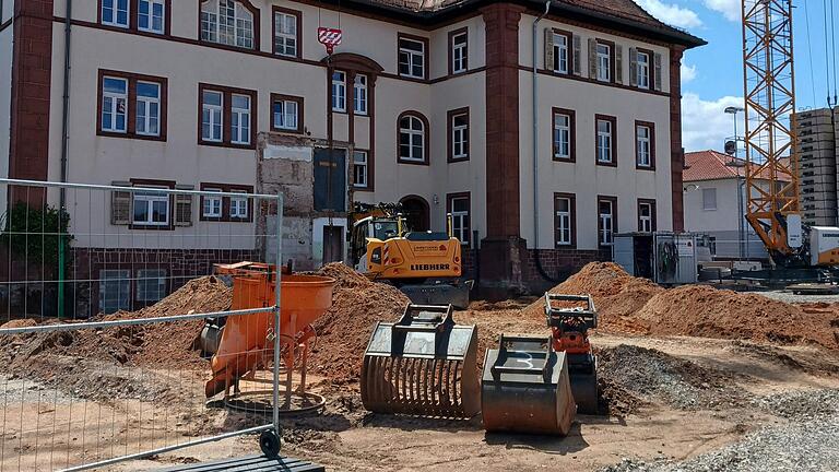 Die Rohbauarbeiten am Neubau des Anbaus des VG-Gebäudes in Marktheidenfeld haben begonnen.